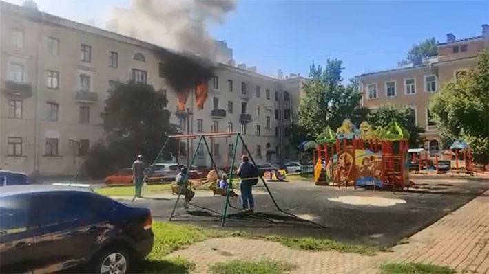 Гори все огнем: петербургские дети невозмутимо наблюдали за пожаром, не покидая качелей