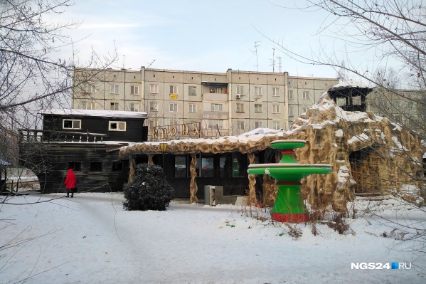 Кафе простояло на Красрабе в районе остановки «Юбилейная» больше 15 лет Кафе простояло на Красрабе в районе остановки «Юбилейная» больше 15 лет
