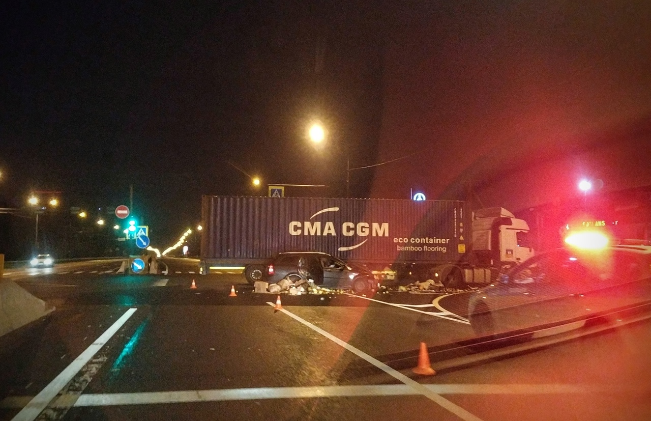 «Лачетти» на Московском шоссе столкнулся с грузовиком, дорогу засыпало вещами