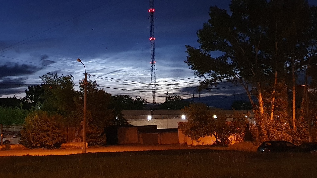 Серебристые облака заволокли ночью небо над Красноярском