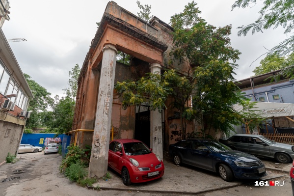 Остатки городской истории за «Золотым Колосом» Остатки городской истории за «Золотым Колосом»