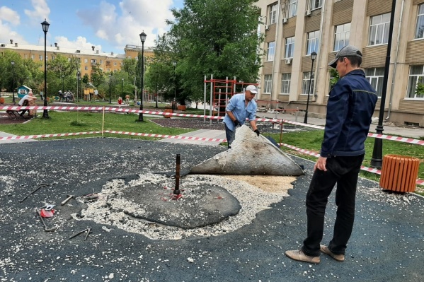 У ДК Тракторозаводского района начался демонтаж покрытия на новой площадке. Она не прослужила и года У ДК Тракторозаводского района начался демонтаж покрытия на новой площадке. Она не прослужила и года