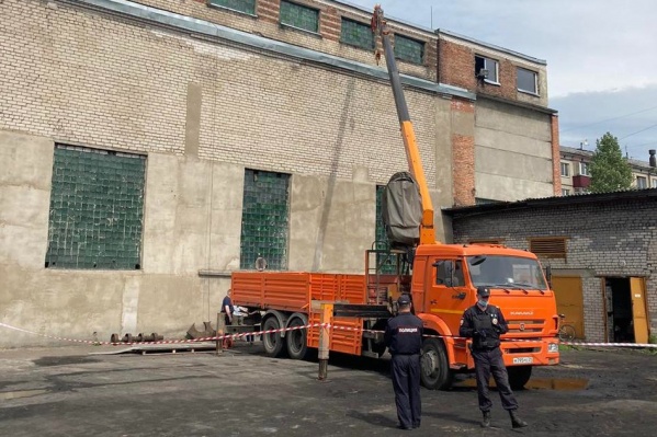На кране оторвалась монтажная корзина На кране оторвалась монтажная корзина