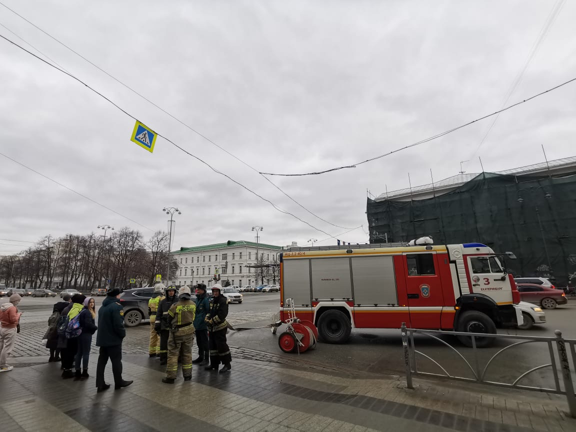 К зданию мэрии приехали сотрудники МЧС К зданию мэрии приехали сотрудники МЧС