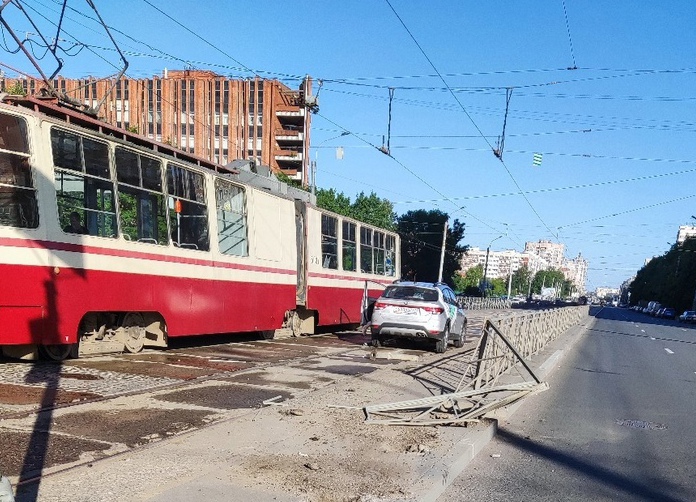 Каршеринг вылетел на пути в Петербурге, но трамваи не встали