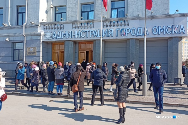 Все сотрудники вышли на улицу Все сотрудники вышли на улицу