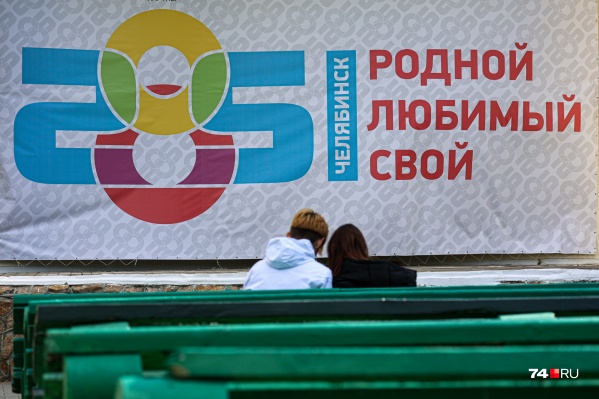 Здесь, на сцене в горсаду имени Пушкина, ждали оркестр «Малахит». Но из-за низких температур выступление перенесли на 14 сентября Здесь, на сцене в горсаду имени Пушкина, ждали оркестр «Малахит». Но из-за низких температур выступление перенесли на 14 сентября
