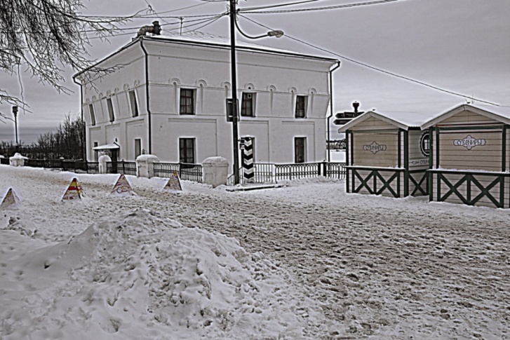 Туристы и жители города вынуждены гулять по сугробам Туристы и жители города вынуждены гулять по сугробам