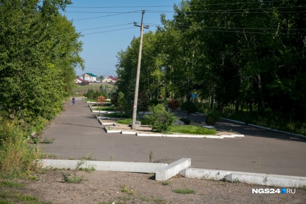 Брошенный парк летом прошлого года Брошенный парк летом прошлого года