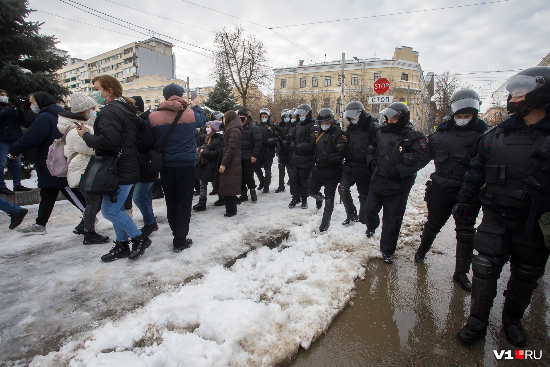 Волгоградцев оттесняли с проспекта Ленина Волгоградцев оттесняли с проспекта Ленина