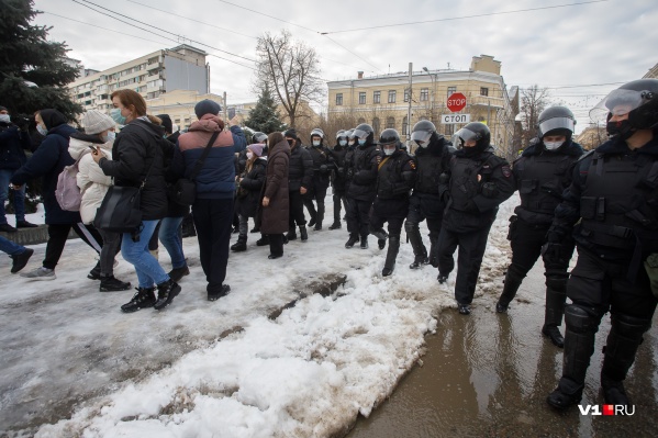 Большинство митингующих к этому часу уже разошлись по домам Большинство митингующих к этому часу уже разошлись по домам