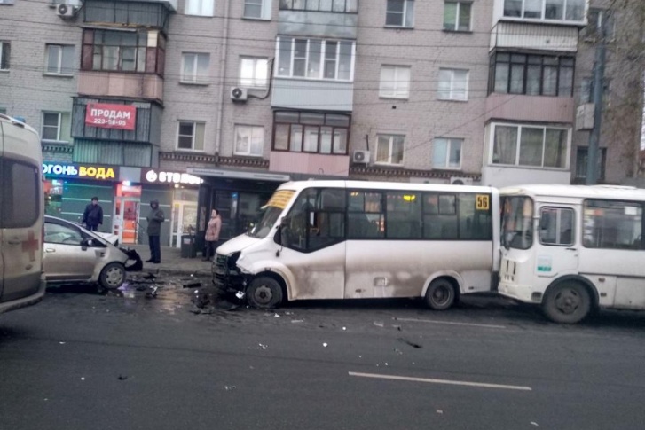 Авария произошла рано утром недалеко от железнодорожной больницы Авария произошла рано утром недалеко от железнодорожной больницы
