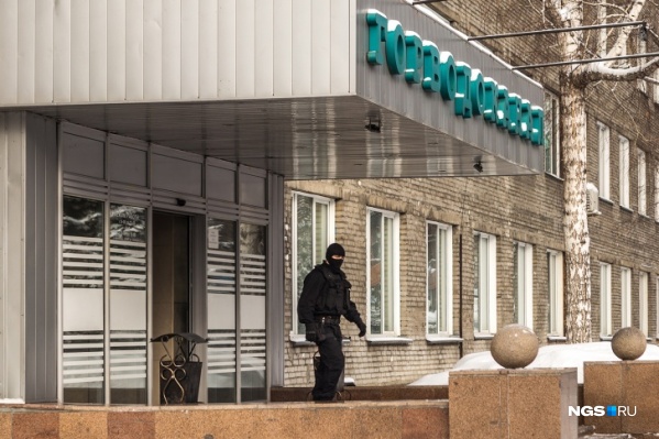 В 2019 году на предприятии прошли обыски: полиция выносила из здания компьютеры и коробки в мешках В 2019 году на предприятии прошли обыски: полиция выносила из здания компьютеры и коробки в мешках