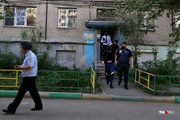 Полиция забрала мужчину после очередного приступа буйства <nobr class="_">13 мая</nobr> Полиция забрала мужчину после очередного приступа буйства <nobr class="_">13 мая</nobr>