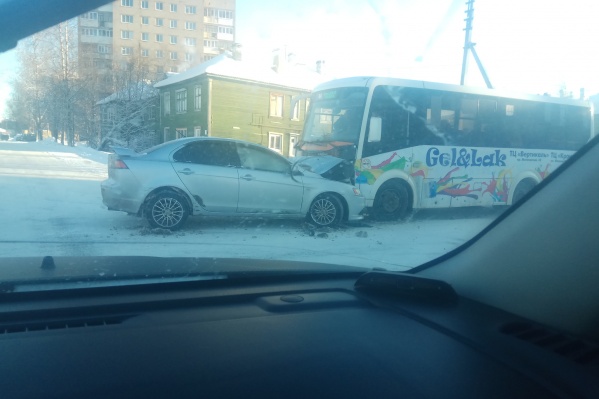 По словам очевидцев, водитель иномарки не вписался в поворот По словам очевидцев, водитель иномарки не вписался в поворот