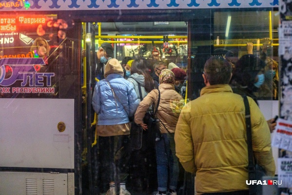 Люди ездят в забитых автобусах, несмотря на разгар пандемии Люди ездят в забитых автобусах, несмотря на разгар пандемии