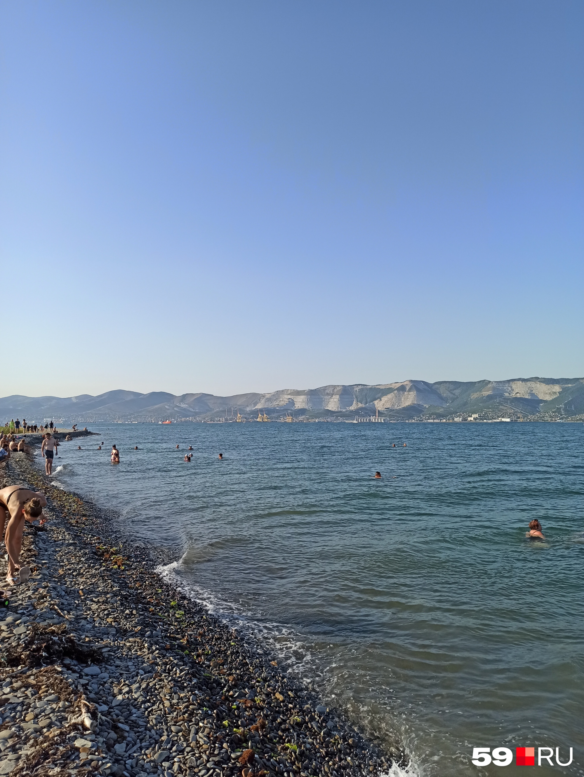 На пляже Алексино было многолюдно. Вход в воду не самый удобный — много больших камней На пляже Алексино было многолюдно. Вход в воду не самый удобный — много больших камней