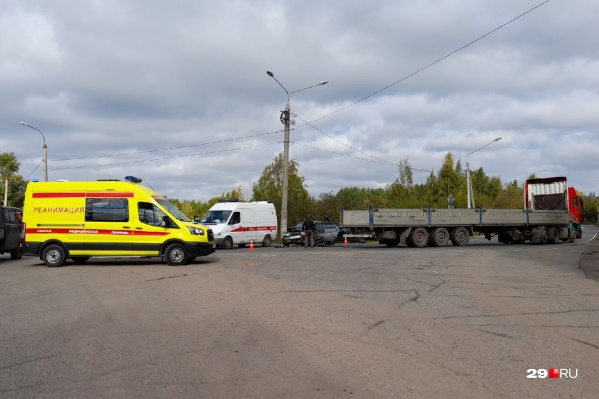 Машины столкнулись рядом с поворотом у стелы «Жилой район первых пятилеток» Машины столкнулись рядом с поворотом у стелы «Жилой район первых пятилеток»