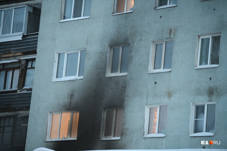 Пожар в одной квартире угрожает жителям всего дома из-за задымления