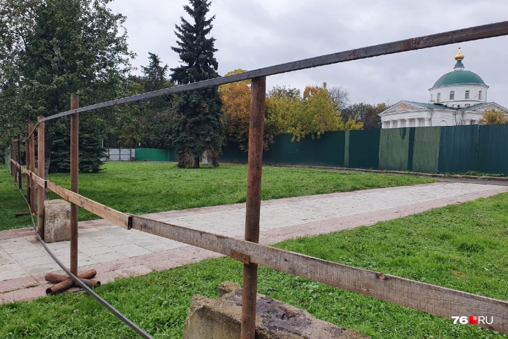 В Ярославле на Волжской набережной поставили новый забор