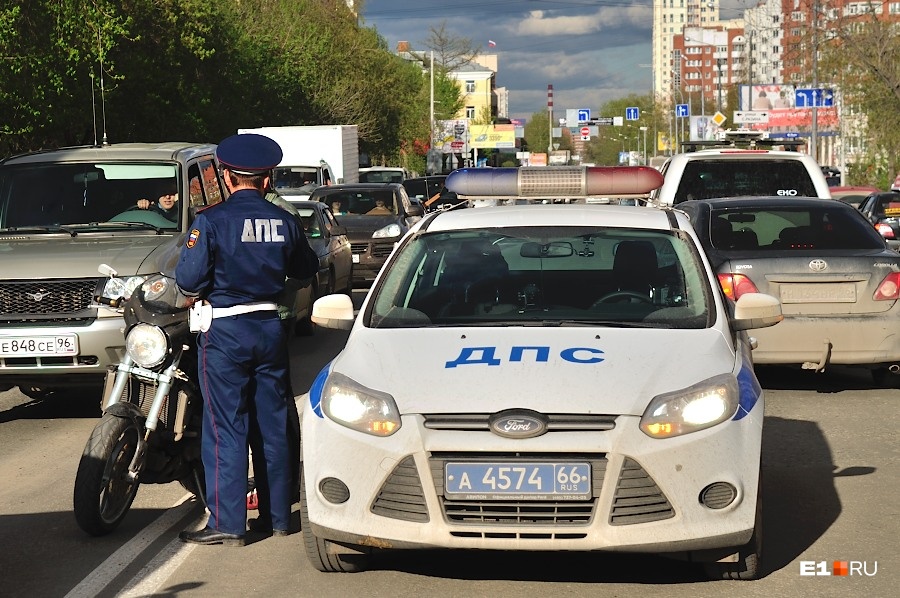 В Екатеринбурге полицейским, которые задержали парня с полной машиной наркотиков, грозит уголовное дело