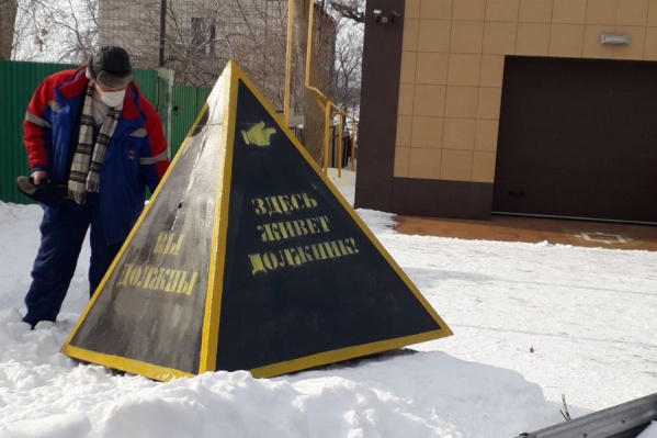 Коммунальные службы установили у коттеджа пирамиду, но она не помогла Коммунальные службы установили у коттеджа пирамиду, но она не помогла