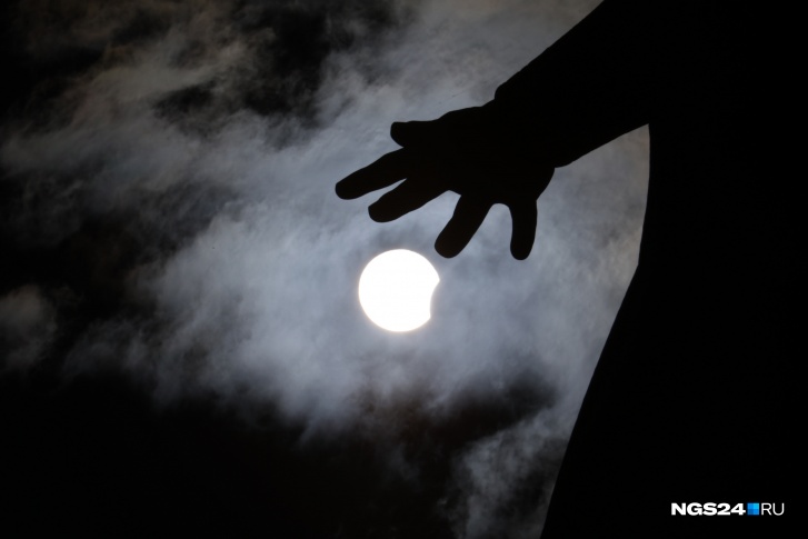 Для тех, кто всё пропустил: 17 магических снимков солнечного затмения