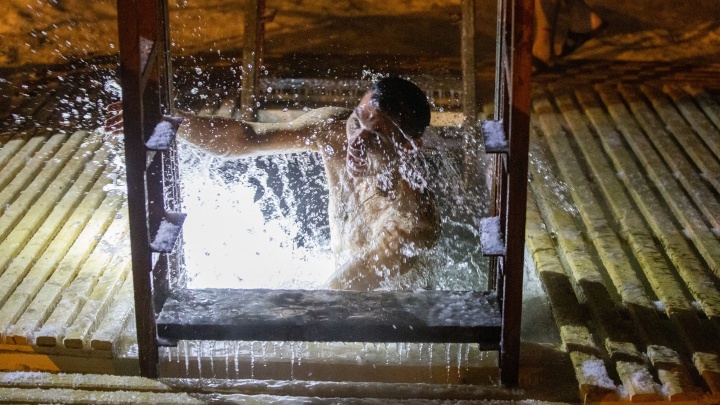 «Сделай селфи и ныряй»: Крещение в Ярославле — смотрим на тех, кто окунулся в ледяную воду