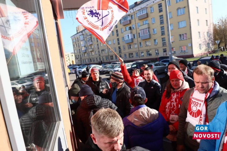 Болельщики выстроились в очереди за билетами Болельщики выстроились в очереди за билетами