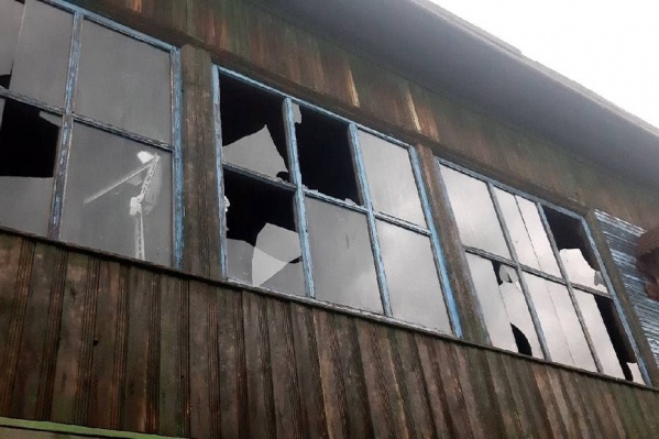В одних домах повыбивало окна, в других повредило фасады В одних домах повыбивало окна, в других повредило фасады