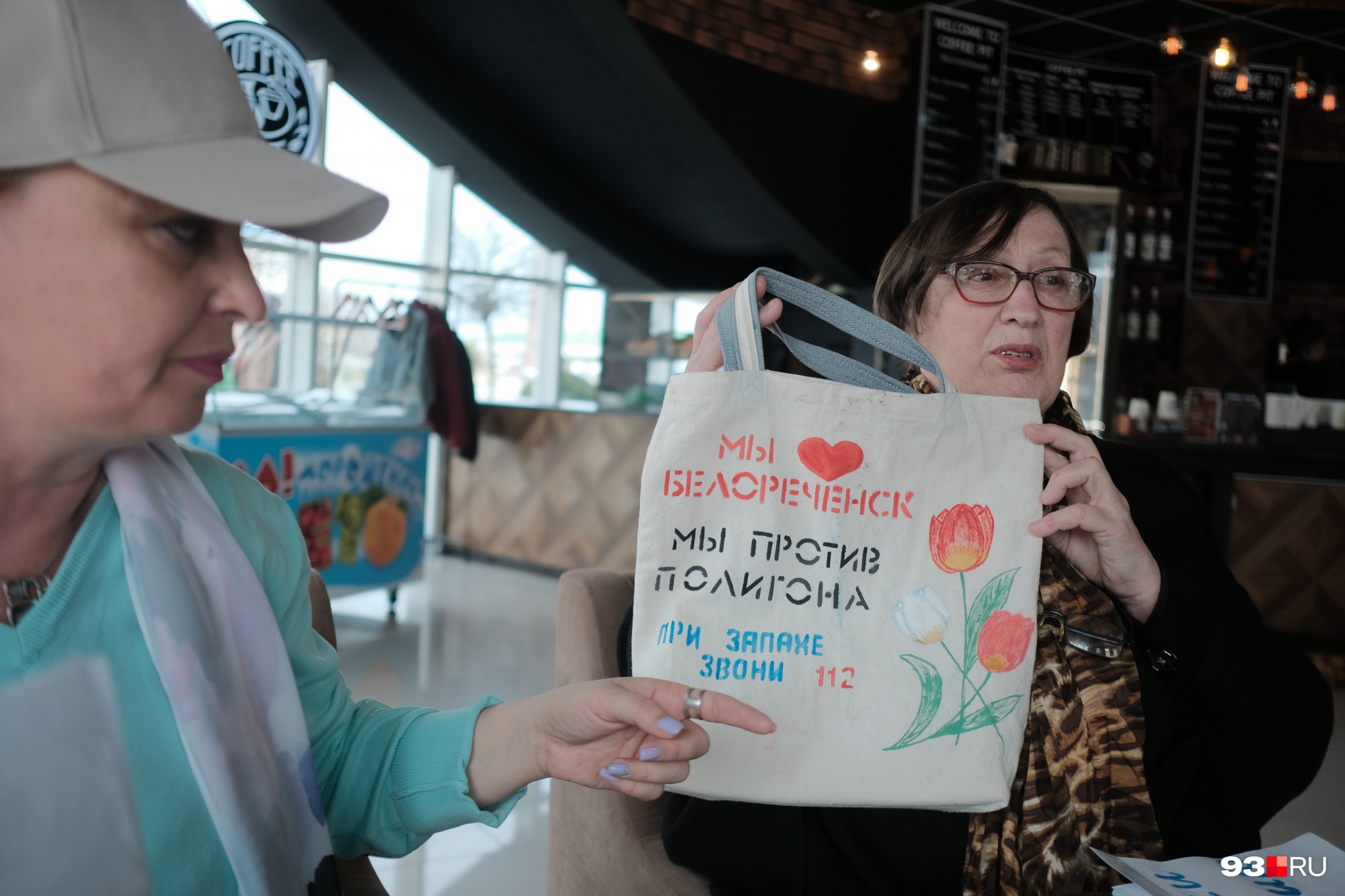 Лариса Васильевна носит сумку, которую сделала другая местная жительница. Шопперы она продает по себестоимости