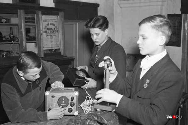 Вернемся в 1955 год. На фото — ученики станции юных техников в Кыштыме Вернемся в 1955 год. На фото — ученики станции юных техников в Кыштыме