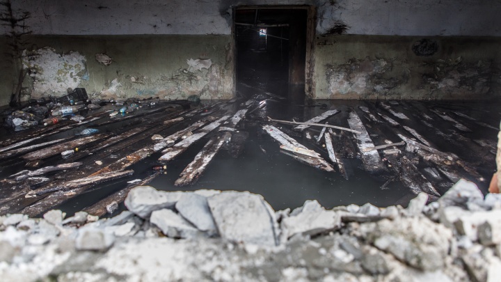 Волгоградцы выживают в доме с затопленным фекалиями подвалом