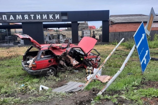 Машину отбросило на дорожный знак у салона ритуальных услуг Машину отбросило на дорожный знак у салона ритуальных услуг