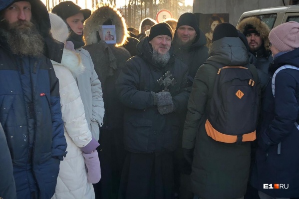 Одна из сторонниц Сергия призвала атаковать ОМОН Одна из сторонниц Сергия призвала атаковать ОМОН