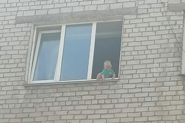 Мальчик сидел в окне на четвертом этаже Мальчик сидел в окне на четвертом этаже