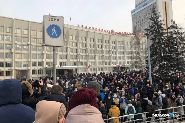 Активисты у мэрии, это конечный пункт шествия Активисты у мэрии, это конечный пункт шествия