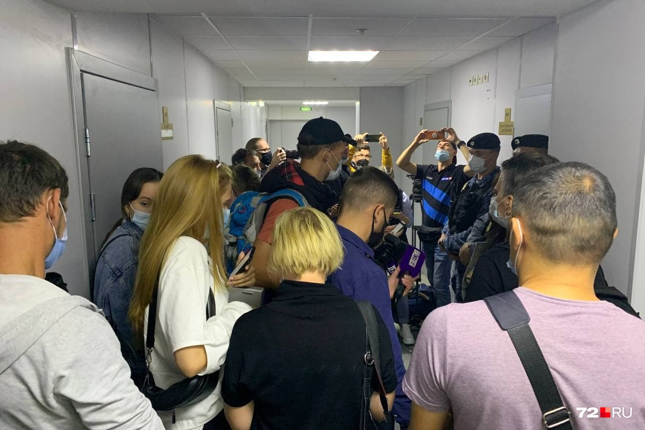 В коридоре до заседания суда — много журналистов