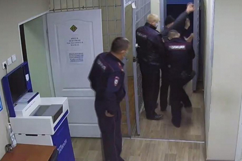 В аэропорту Толмачево дебошир набросился на сотрудников полиции