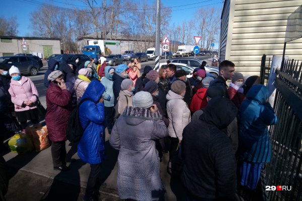 Тем временем у входов в больницы продолжают стоять люди<br> Тем временем у входов в больницы продолжают стоять люди<br>