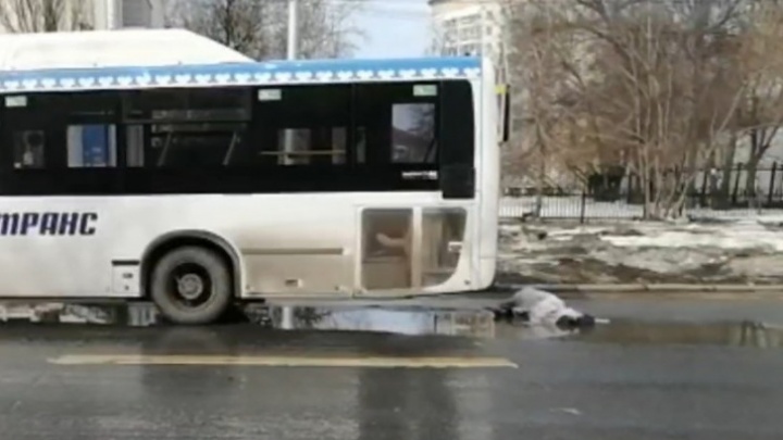 Со слов очевидцев, пешеход был пьян: появилось видео, где автобус сбивает мужчину в Уфе