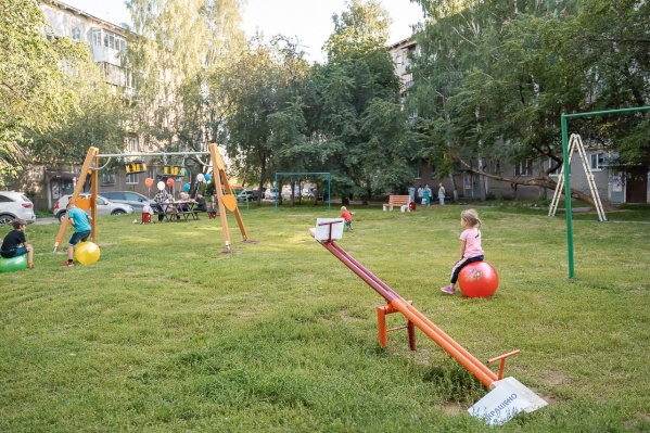 Сотрудники «Сима-ленда» облагородили двор в Екатеринбурге Сотрудники «Сима-ленда» облагородили двор в Екатеринбурге