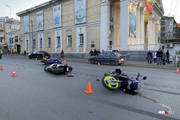 В центре Кургана произошло тройное ДТП с мотоциклистами В центре Кургана произошло тройное ДТП с мотоциклистами