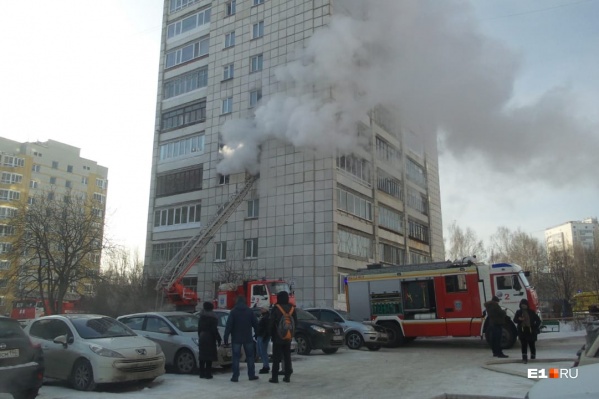 Пожар начался на четвертом этаже Пожар начался на четвертом этаже