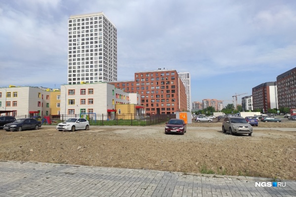 Так выглядит детский сад со стороны дома по адресу Владимира Заровного, 38 (если смотреть на вход в здание, то это ракурс слева). По этой глине и грязи не хотят ходить жители микрорайона Так выглядит детский сад со стороны дома по адресу Владимира Заровного, 38 (если смотреть на вход в здание, то это ракурс слева). По этой глине и грязи не хотят ходить жители микрорайона