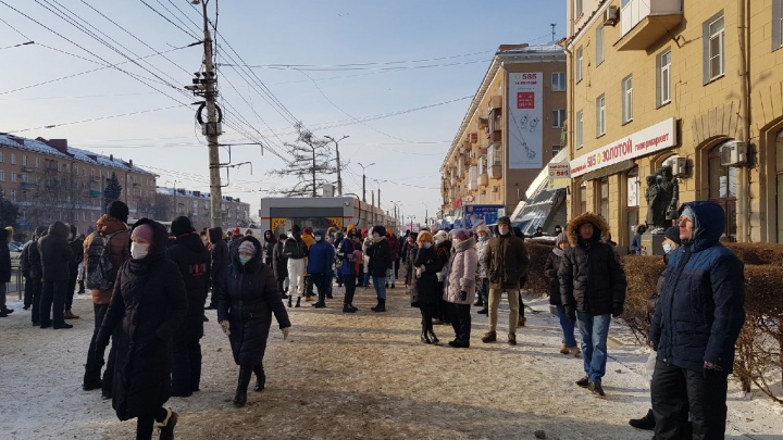 К месту проведения неразрешенного митинга на Ленинградской площади подтянули полицейских