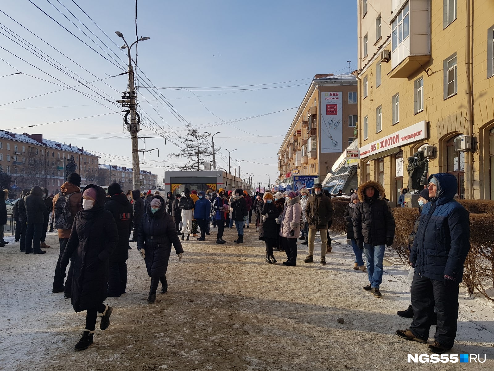 Люди направляются к Дому актера Люди направляются к Дому актера