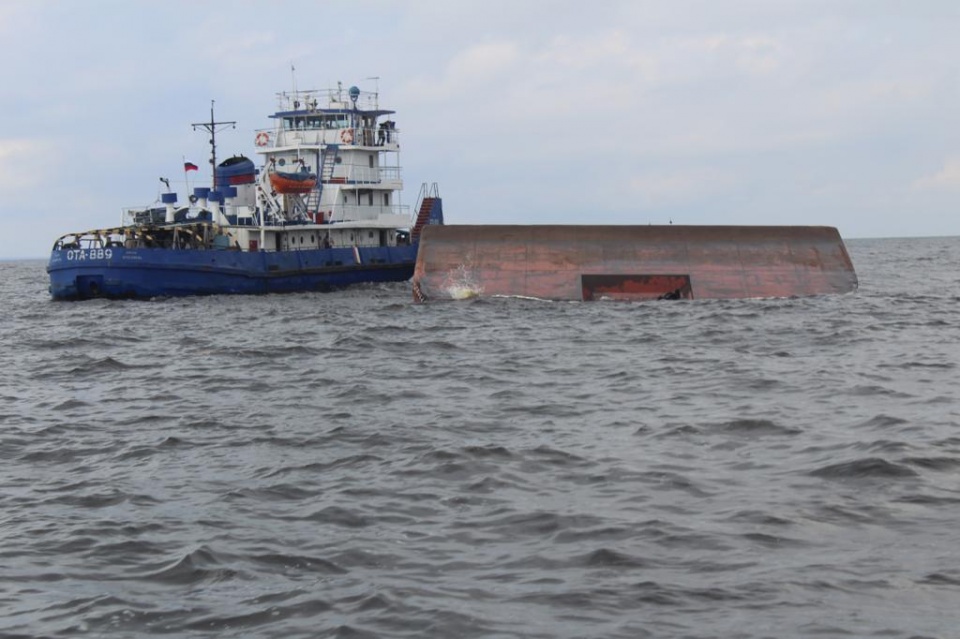 Баржа опрокинулась и вскоре ушла под воду полностью Баржа опрокинулась и вскоре ушла под воду полностью