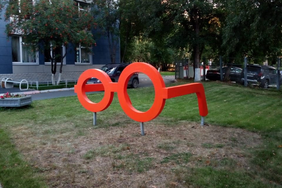 В Екатеринбурге появился гигантский памятник очкам