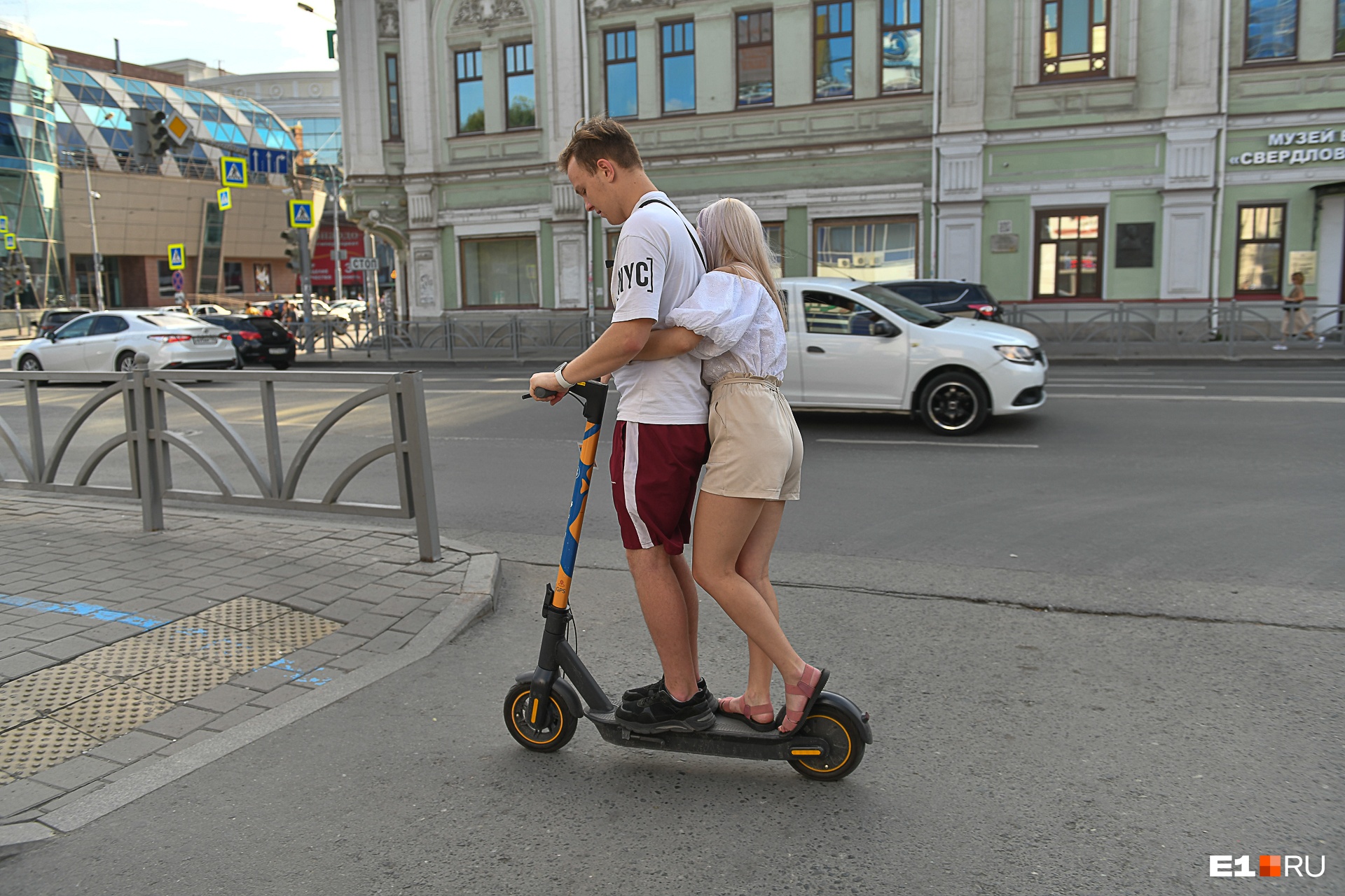 Пешеходам придется потесниться: на тротуарах в Екатеринбурге появится разметка для самокатов